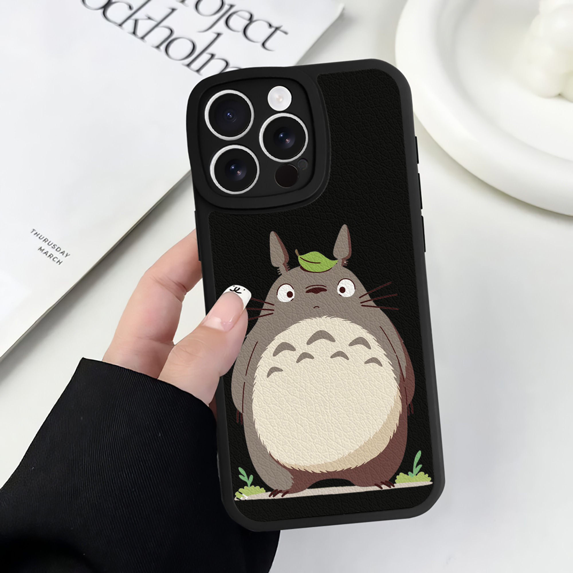 （画像用） となりのトトロ 草壁メイ 草壁サツキ My Neighbor Totoro Satsuki Kusakabe Mei Kusakabe 【iPhone 16シリーズ対応】シリコンスマホケース（レザー調） 材質：シリコン